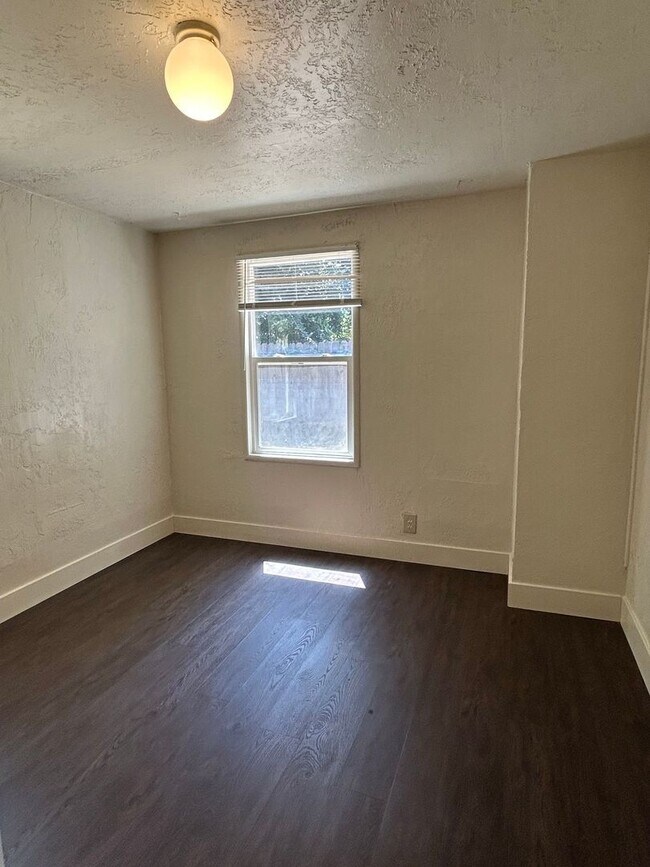 Building Photo - 1380 Palm Ave