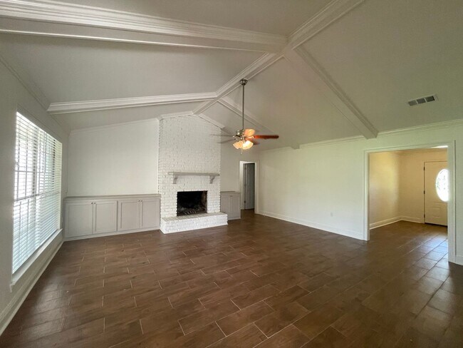 Building Photo - Charming Three Bedroom Home In Shenandoah Neighborhood
