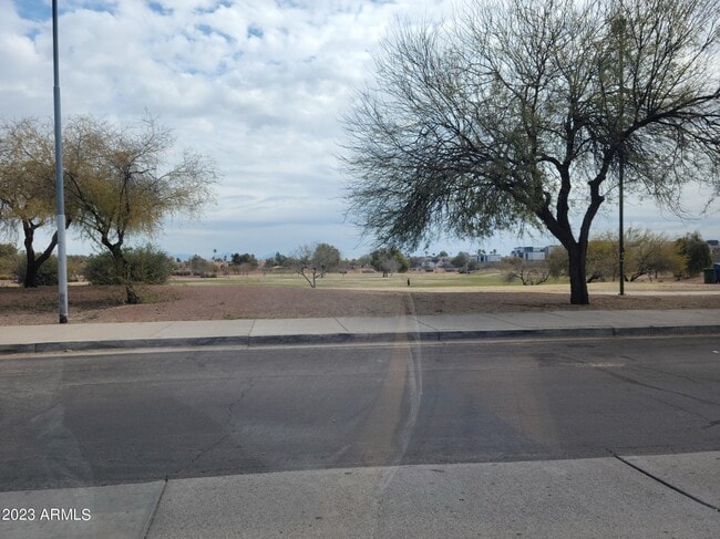 Building Photo - 815 E Grovers Ave