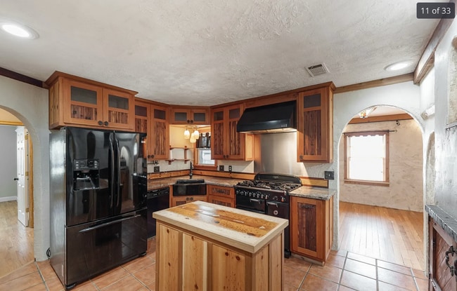 Building Photo - Stunning 4-bedroom, 2-bathroom Home