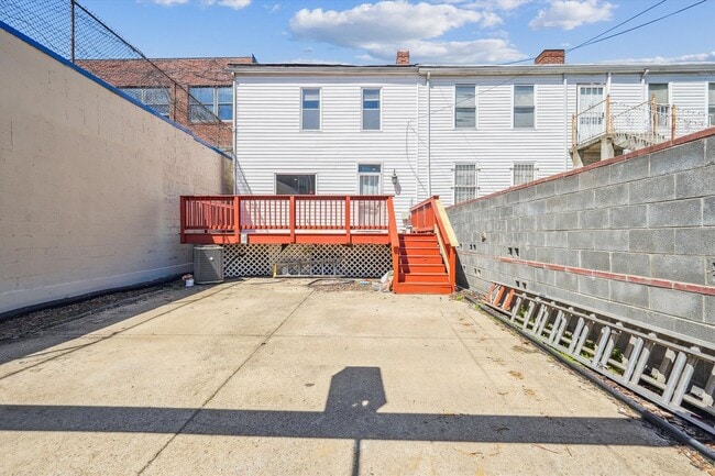 Building Photo - Charming and very Spacious 3 BR/3.5 BTH in...