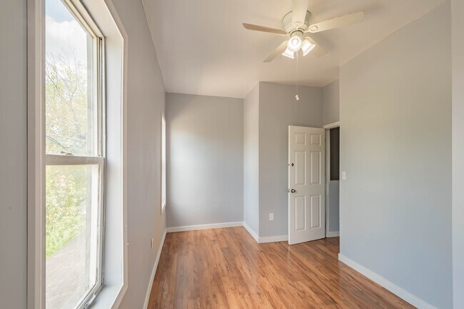 Building Photo - 426 Borland St