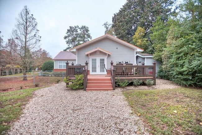 Building Photo - 4/3 House off of Bellevue! Available August 2026!