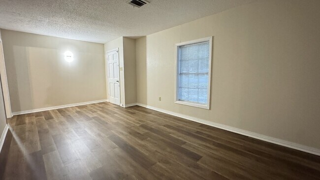 Building Photo - 105 Williamsburg Dr