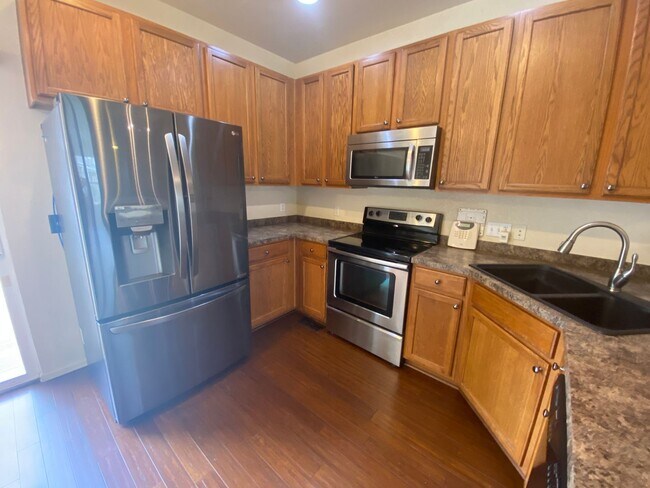 Building Photo - Beautiful 2 Bedroom 2 1/2 Bath Townhome in...