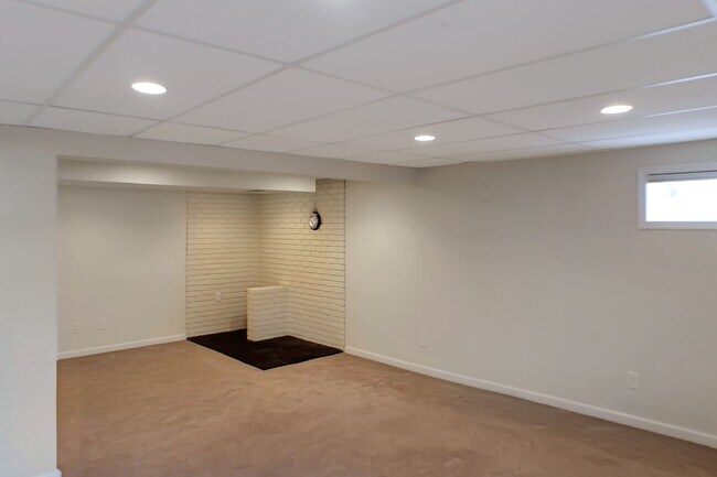 Building Photo - 4 Bedroom on 1 acre