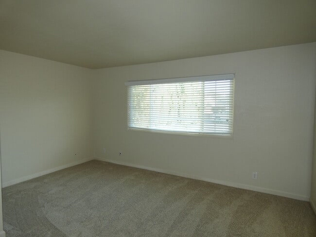 Building Photo - 4 bedroom, 2 bathroom in Suisun City