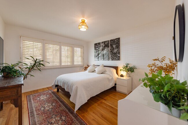 Building Photo - Downtown cottage