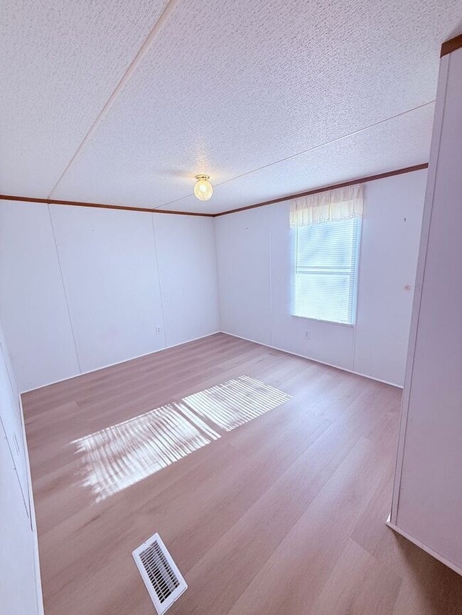 Building Photo - Single Wide Home 5 minutes to Wrightsville Beach and UNCW 2 bedroom with deck