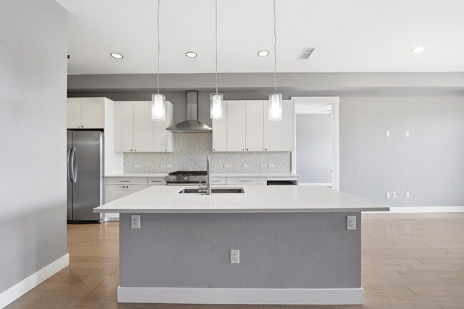 Building Photo - $3,045.95 with $400 off the first month's rent, 2 Beds - 2 Bath, Condo in Denver with Unobstructe...