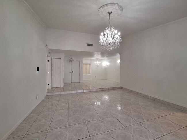 Building Photo - Spacious 4-Bed, 3-Bath Belle Isle Home wit...