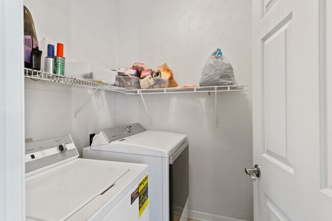 Building Photo - 5BR/3BA with Fresh Paint and New Carpet in...