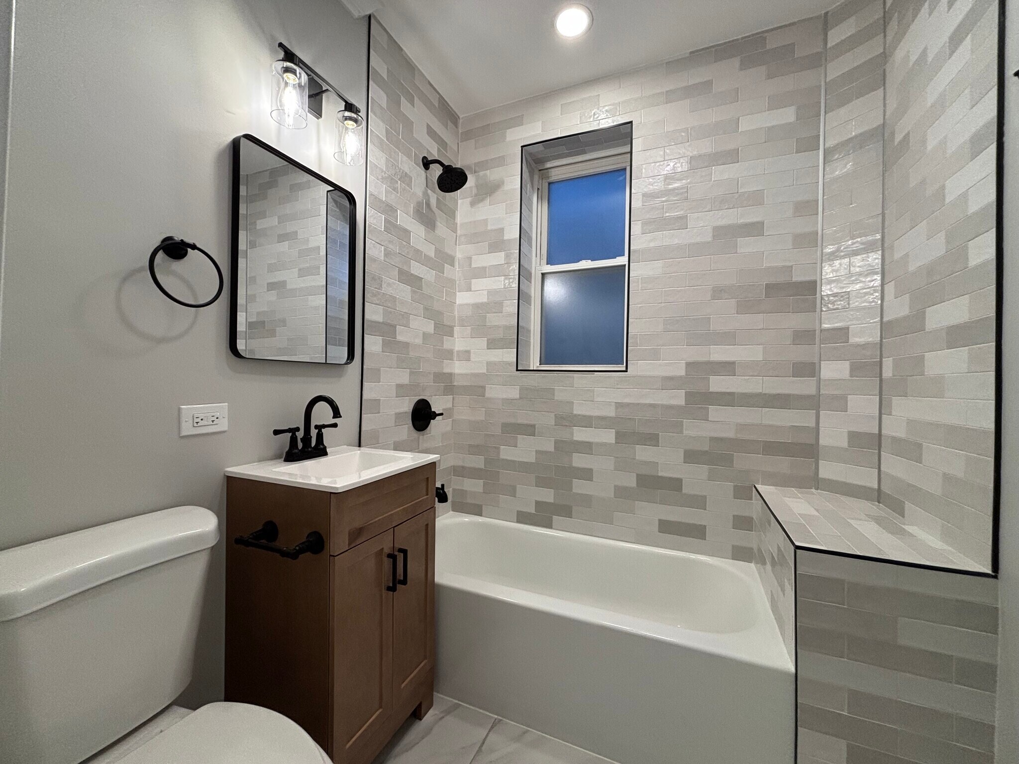 Full Bath - 4317 N Ashland Ave