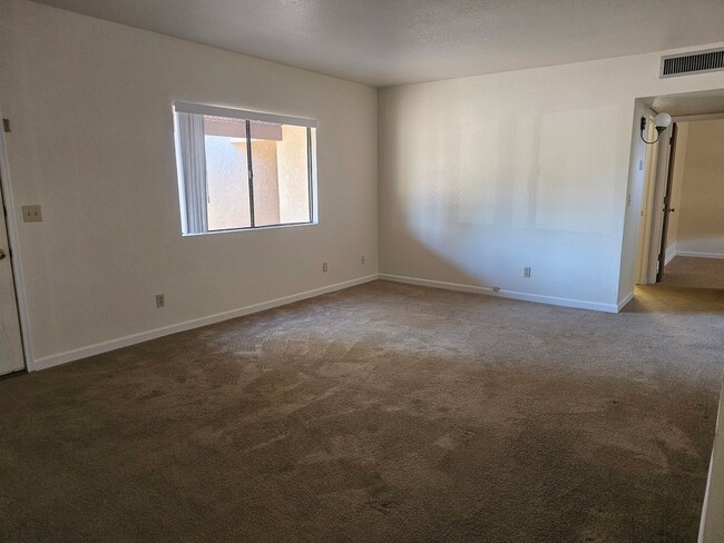 Building Photo - 2 Bedroom 1 Bath Appartment with Washer & ...