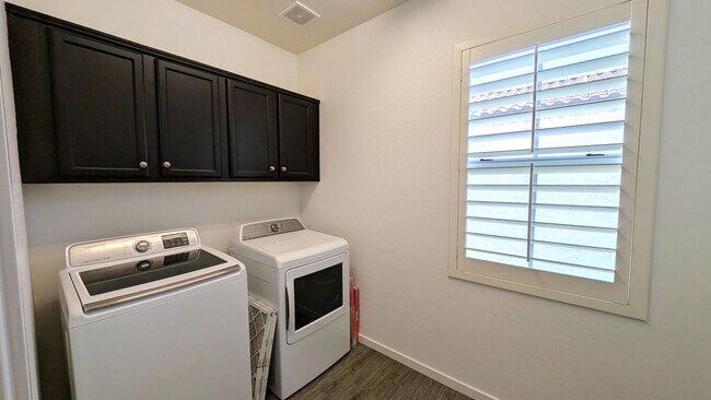 Building Photo - 3 Bedroom Home in the Mulberry Community Near S Signal Butte Rd and E Guadalupe Rd!
