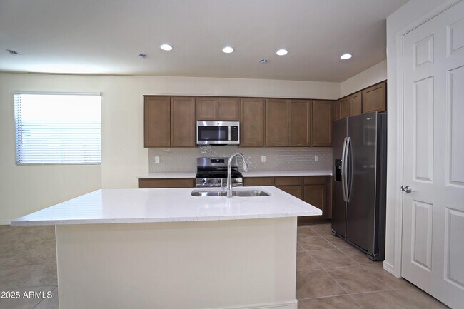 Building Photo - 1005 W Finch Dr