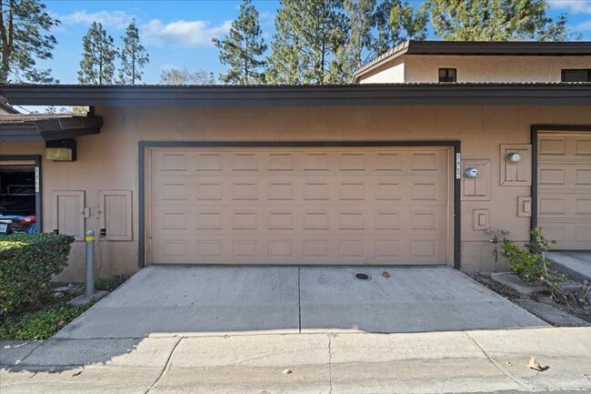 Building Photo - Canyon Crest Beauty***MOVE IN READY***