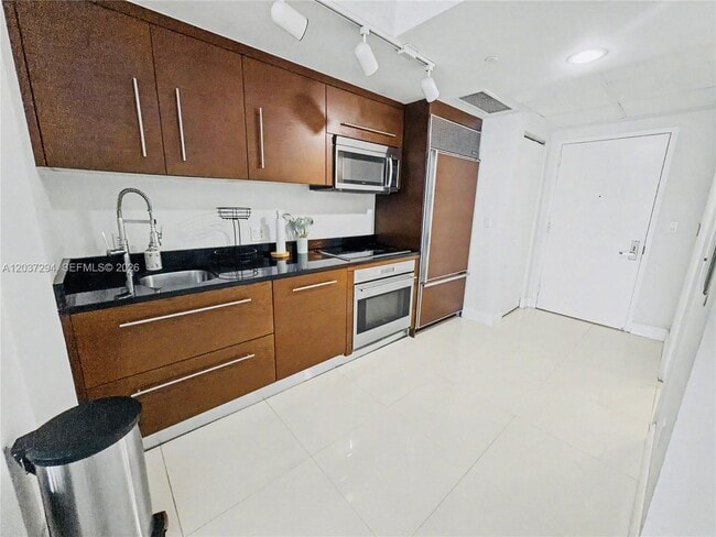 Building Photo - 475 Brickell Ave