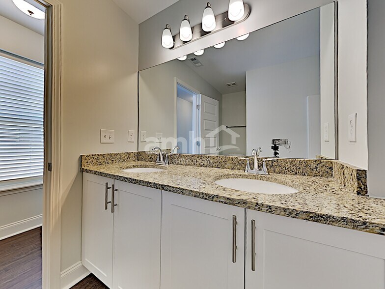 Building Photo - 5512 Central Grove Sq