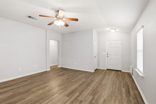 Building Photo - 4 Bed, No Carpet Home in Kyle, Available for Immediate Move-In