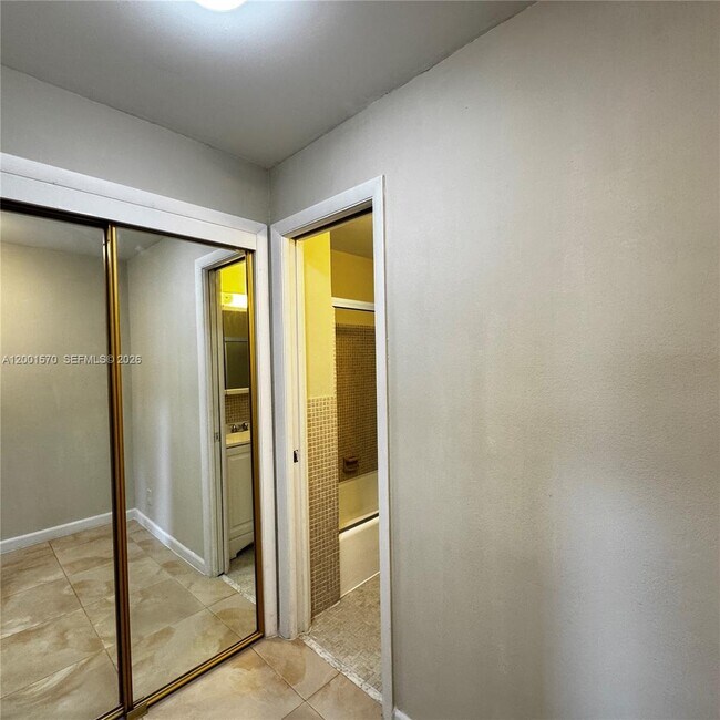 Building Photo - 215 SE 3rd Ave