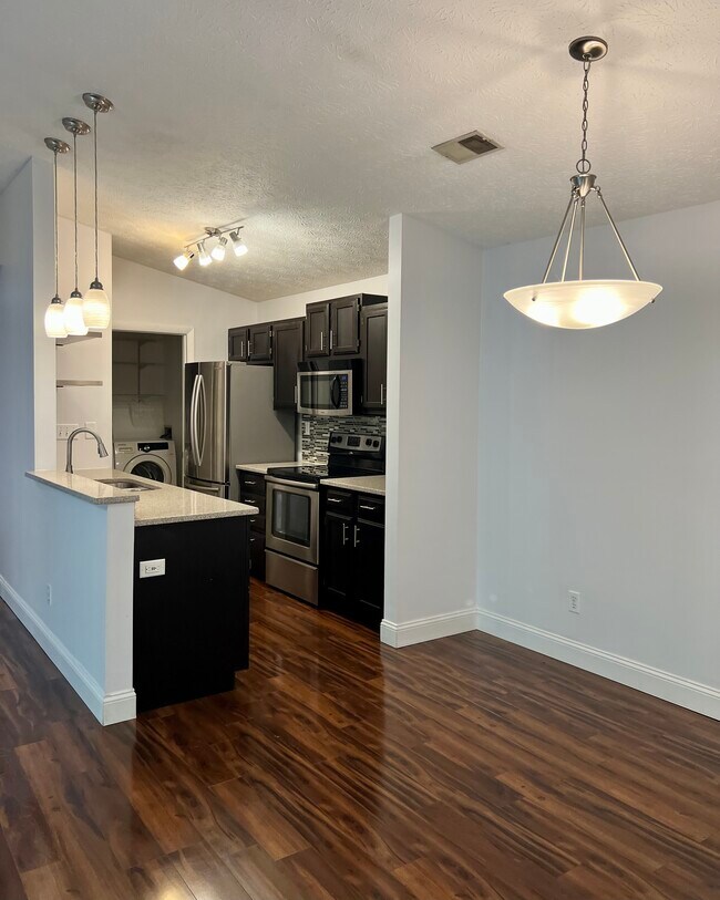 Building Photo - 8859 Eagleview Dr