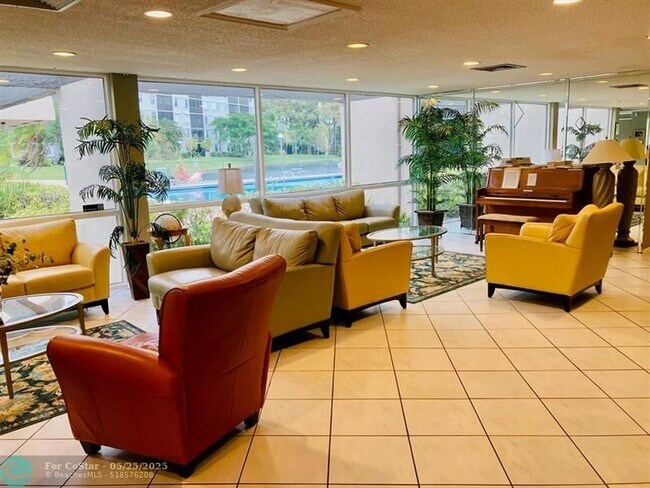 Building Photo - 2112 S Cypress Bend Dr
