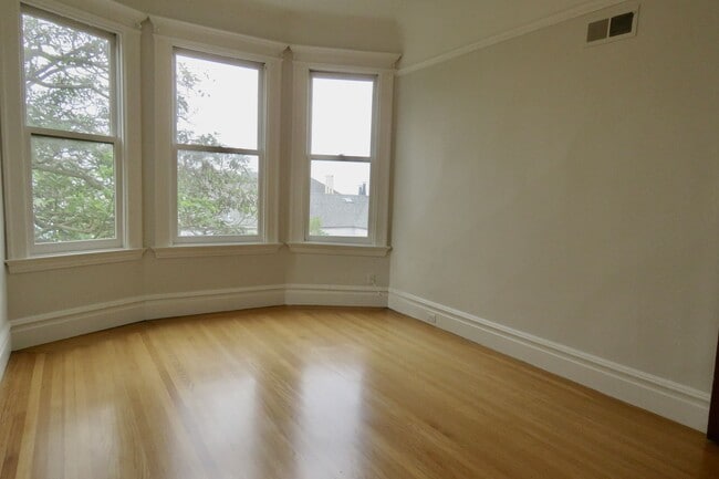 Building Photo - Huge and Beautiful Classic Top Floor Condo