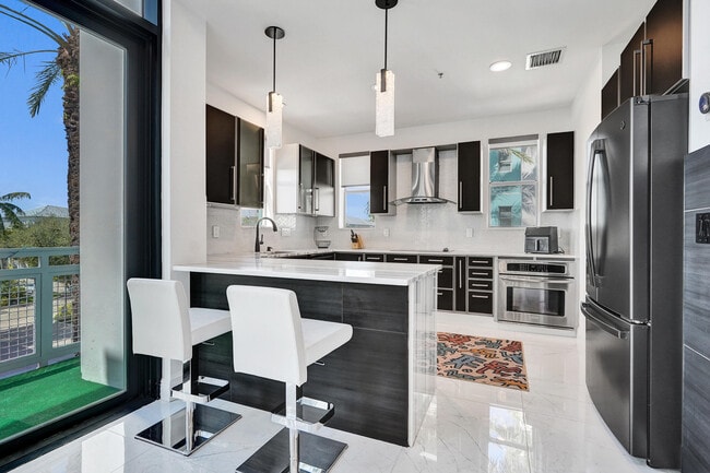 Building Photo - 365 SE 6th Ave