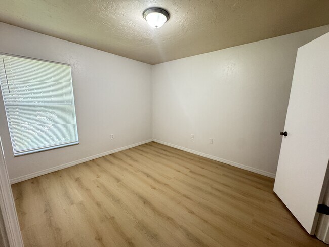Building Photo - 387 Acorn Ln