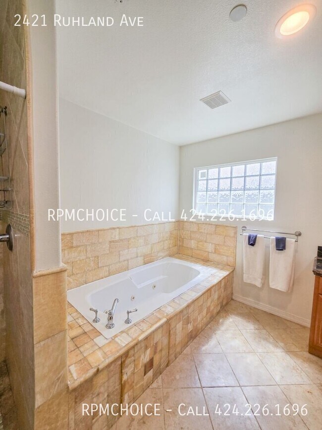 Building Photo - 2421 Ruhland Ave