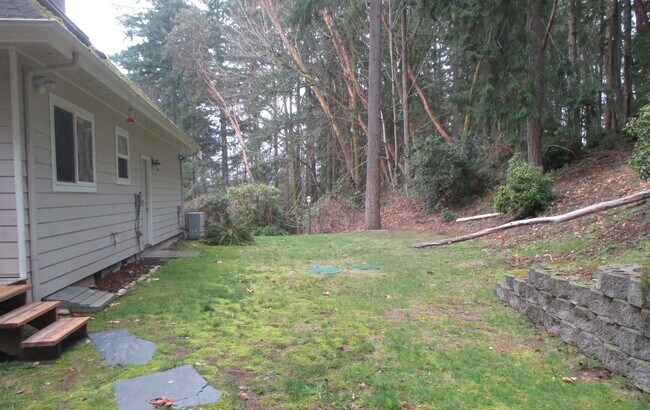 Building Photo - *PENDING APP**$250 Move In Special**Beautiful 3 Bed 3 Bath Home in Gig Harbor