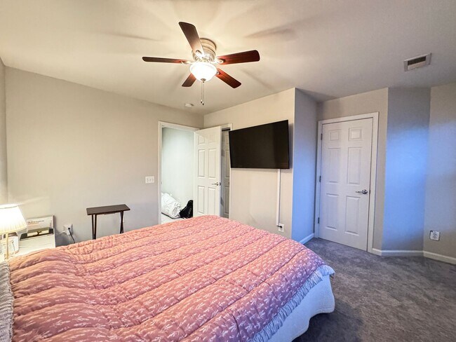 Building Photo - Beautiful 3 Bed 3.5 Bath Interior Townhome In Vibrant Brambleton Landbay