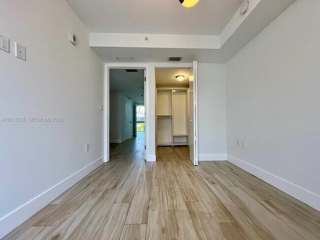 Building Photo - 1000 99th St