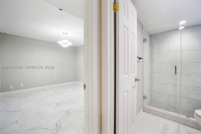Building Photo - 10000 NW 80th Ct