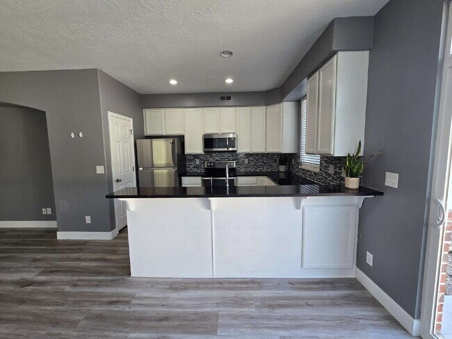 Building Photo - "Charming 3-Bed Townhouse Retreat in North...