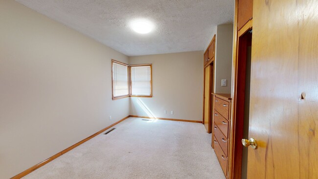 Building Photo - 3 Bedroom, 1 bathroom with Double Detached...