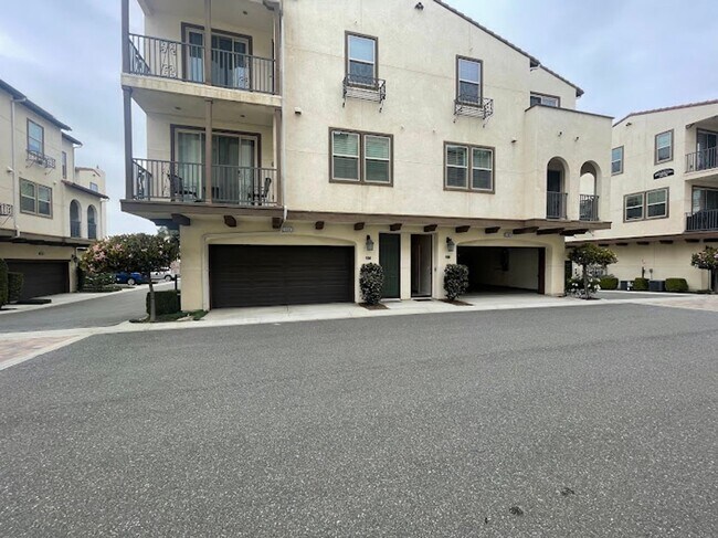 Primary Photo - Stunning 2 bed 2.5 bath Solar Powered Town...