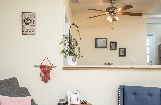 Building Photo - This 1bed/1bath bungalow comes with a BONU...