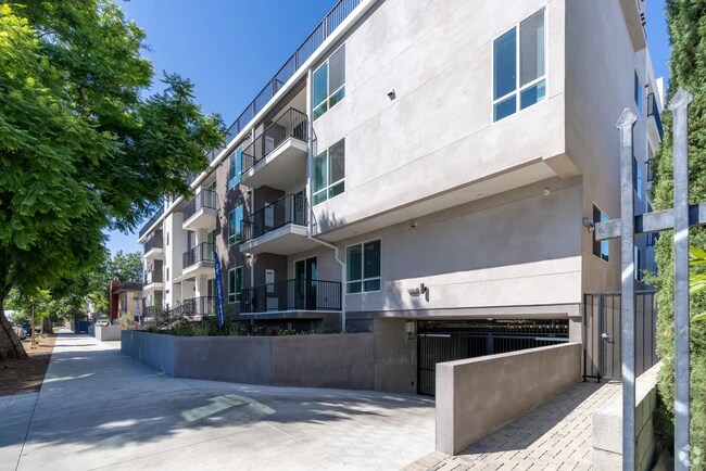 Building Photo - 14825 Delano St