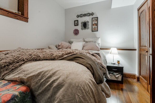 Building Photo - 1019 W Oakdale Ave