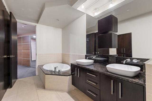 Building Photo - 2600 W 7th St