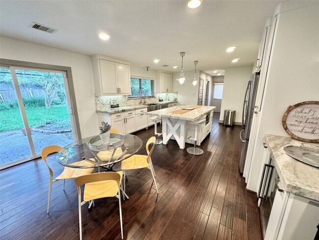 Building Photo - 9806 Cliffwood Dr