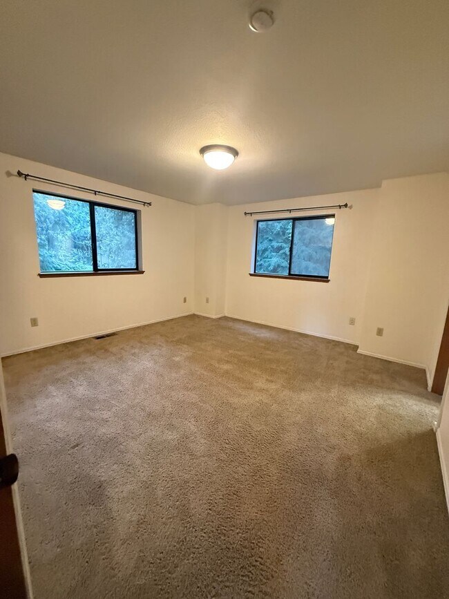 Building Photo - 3 BED 2.5 BATH WITH DAYLIGHT BASEMENT & BONUS ROOM - SPACIOUS CORNER LOT