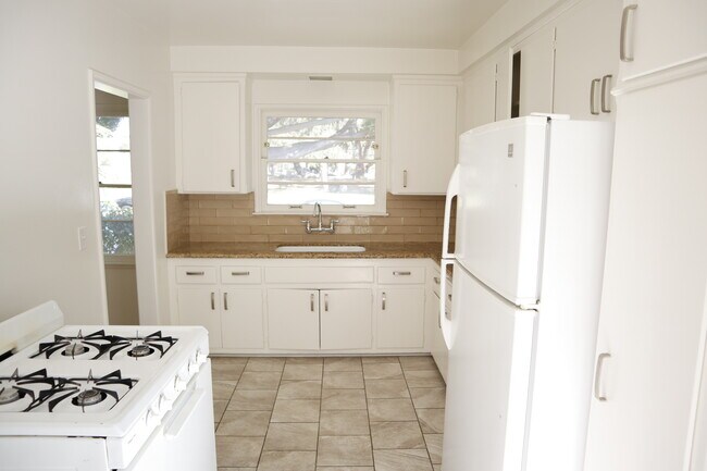Kitchen - 1124 Chelsea Ave