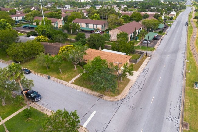 Building Photo - Spacious 3 bedroom, 2 bathroom home in the...