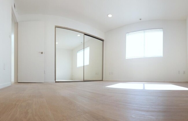 Building Photo - 1 bedroom in North Hollywood CA 91601