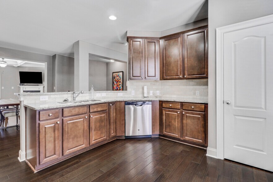 Building Photo - 5084 Whiteoak Ter SE