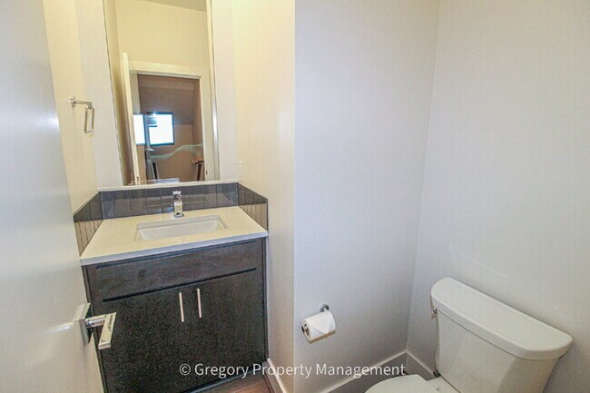 Building Photo - Newer Luxury 4 Bed 3 Bath 2 Car Garage Townhouse in Desirable Downtown Bothell Location. Walk to ...