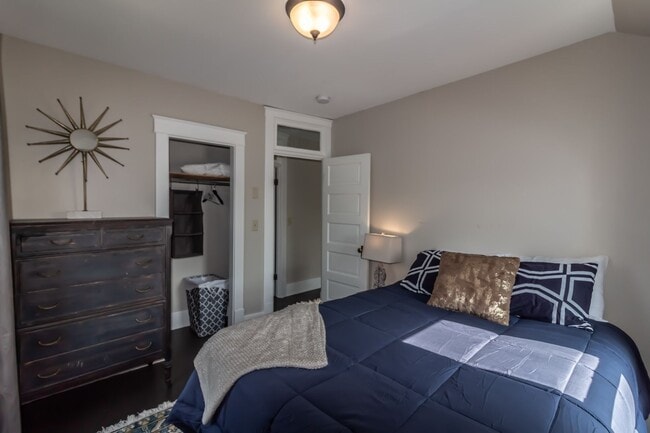 Building Photo - 714 N Broadway Ave